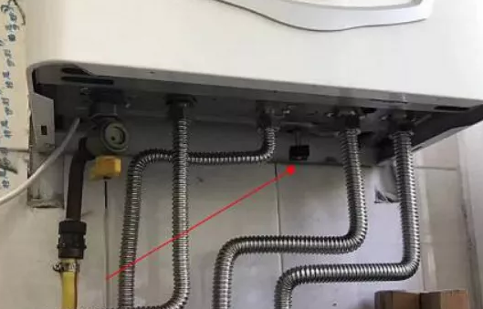 威能壁挂炉补水阀在壁挂炉底部右侧的“CLOSED”旋钮/黑色旋钮